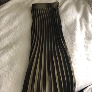 H&M’s pleated skirt in olive green